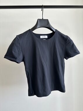 Aritzia Babaton Cropped Black Short Sleeve Top